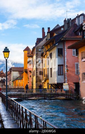 Mittelalterliche Stadt Annecy mit dem Thiou-Kanal am sonnigen Wintertag, Departement Haute Savoie in der Region Auvergne Rhone Alpes, Frankreich Stockfoto