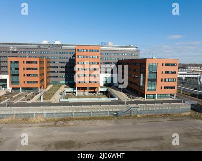 Amsterdam, 6.. März 2022, Niederlande. DAS BÜRO des internationalen Geschäftsbanken und das Logo auf einem Bürogebäude Stockfoto