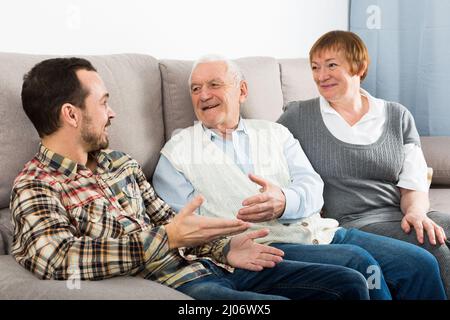 Reife Mutter und Vater und Sohn glücklich zusammen Zeit zu Hause zu verbringen Stockfoto