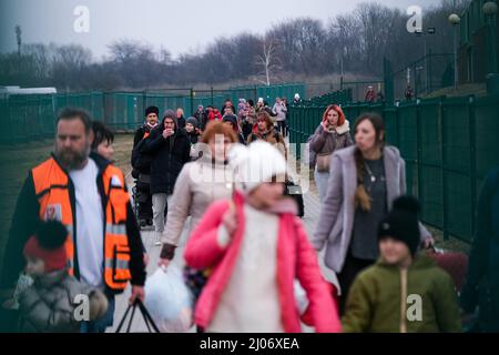 Ukrainer werden beim Grenzübertritt in Medyka, Polen, gesehen, da sie am 16.. März 2022 im provisorischen Flüchtlingslager für Lebensmittel und Transport eingeliefert werden Stockfoto