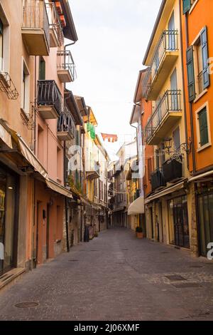 Eine Einkaufsstraße zu Weihnachten in Garda Stadt am Ostufer des Gardasees, Provinz Verona, Venetien, Nordostitalien Stockfoto