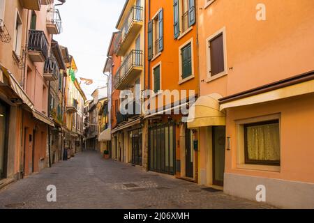 Eine Einkaufsstraße zu Weihnachten in Garda Stadt am Ostufer des Gardasees, Provinz Verona, Venetien, Nordostitalien Stockfoto