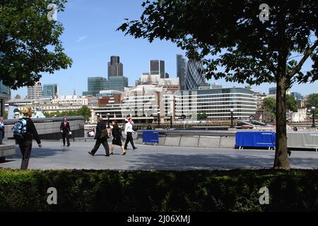 Blick auf die Londoner Stadt auf Glasgebäude und Menschen, die an ihnen vorbei gehen Stockfoto