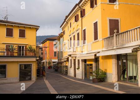 Eine Einkaufsstraße zu Weihnachten in Garda Stadt am Ostufer des Gardasees, Provinz Verona, Venetien, Nordostitalien Stockfoto