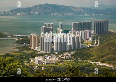 Die Stadt Tung Chung vom Fat Mun Ancient Trail zwischen Ngong Ping und Tung Chung gesehen, Lantau South Country Park, Lantau Island, Hong Kong, 200 Stockfoto