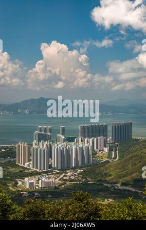 Die Stadt Tung Chung vom Fat Mun Ancient Trail zwischen Ngong Ping und Tung Chung gesehen, Lantau South Country Park, Lantau Island, Hong Kong, 200 Stockfoto