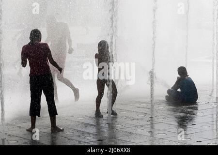 Kinder spielen im Stadttor-Brunnen in Tung Chung, Lantau Island, Hong Kong, 2007 Stockfoto