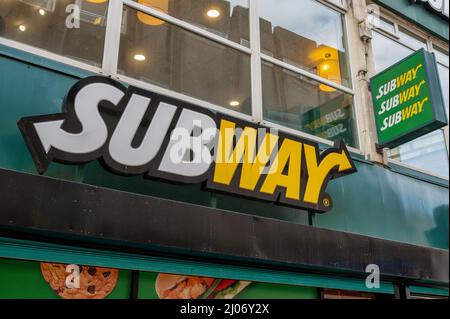 Belfast, Großbritannien - 19. Feb 2022: KFC Restaurant in Belfast Nordirland. Stockfoto