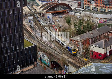 Nördlicher Nahverkehrszug am Bahnhof Oxford Road Stockfoto