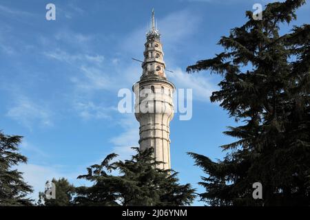 Der Beyazit Tower befindet sich auf dem Campus der Universität Istanbul. Der Turm wurde gebaut, um die Brände während der osmanischen Zeit zu beobachten. Istanbul, Türkei. Stockfoto