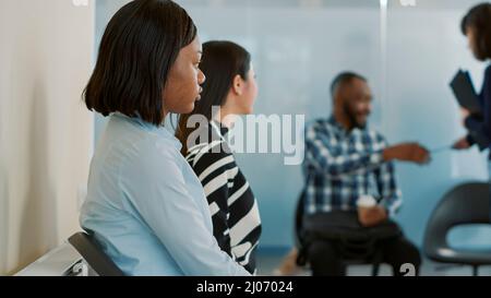 afroamerikanische Frau wartet auf Lebenslauf und Teilnahme an einem Vorstellungsgespräch mit der Personalabteilung. Weibliche Bewerberin sitzt in der Bürolobby, immer bereit für die Sitzung Termin über die Beschäftigung. Stockfoto