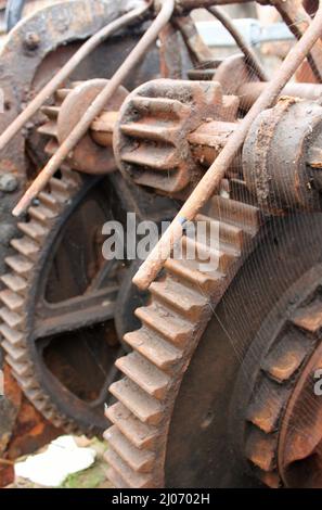 Braune rostige schwere Zahnräder eines alten Getriebes in der Schliessung Stockfoto