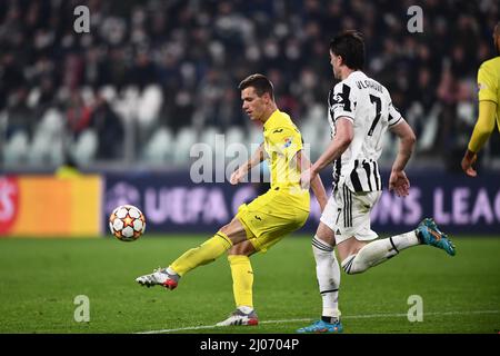 Turin, Italien. 16.. März 2022. Giovani Lo Celso (Villarreal) Dusan Vlahovic (Juventus) während des UEFA Champions League-Spiels zwischen Juventus 0-3 Villarreal im Allianz-Stadion am 16. März 2022 in Turin, Italien. Quelle: Maurizio Borsari/AFLO/Alamy Live News Stockfoto