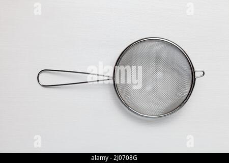 Edelstahl Tee Sieb Küchensieb Mit Griff Weißen Hintergrund Stockfoto
