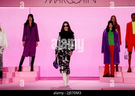 Berlin, Deutschland. 16. März 2022. Berlin Fashion Week: Models präsentieren im Wintergarten Varieté Kreationen des Labels Marc Cain. Quelle: Gerald Matzka/dpa/Alamy Live News Stockfoto