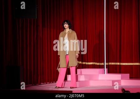 Berlin, Deutschland. 16. März 2022. Berlin Fashion Week: Models präsentieren im Wintergarten Varieté Kreationen des Labels Marc Cain. Quelle: Gerald Matzka/dpa/Alamy Live News Stockfoto