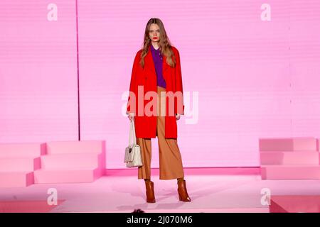 Berlin, Deutschland. 16. März 2022. Berlin Fashion Week: Models präsentieren im Wintergarten Varieté Kreationen des Labels Marc Cain. Quelle: Gerald Matzka/dpa/Alamy Live News Stockfoto