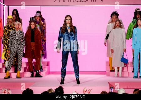 Berlin, Deutschland. 16. März 2022. Berlin Fashion Week: Models präsentieren im Wintergarten Varieté Kreationen des Labels Marc Cain. Quelle: Gerald Matzka/dpa/Alamy Live News Stockfoto