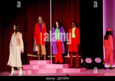 Berlin, Deutschland. 16. März 2022. Berlin Fashion Week: Models präsentieren im Wintergarten Varieté Kreationen des Labels Marc Cain. Quelle: Gerald Matzka/dpa/Alamy Live News Stockfoto