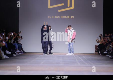 Berlin, Deutschland. 16. März 2022. Berlin Fashion Week: Designer Elias Rumelis ist auf dem Laufsteg bei seiner Show im Kraftwerk Berlin. Quelle: Gerald Matzka/dpa/Alamy Live News Stockfoto
