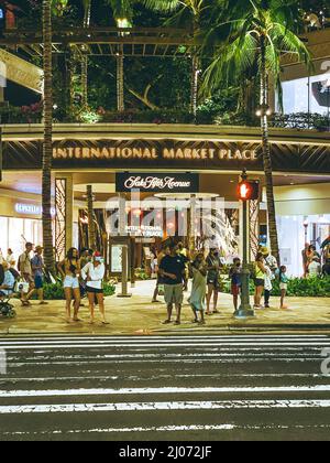 Menschen gegen einen Fußgängerüberweg vor dem International Market Place in Waikiki, Honolulu, Hawaii Stockfoto