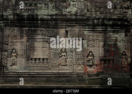 Preah Khan Tempel mit Apsara Figuren geschnitzt auf seiner Steinmauer. Stockfoto