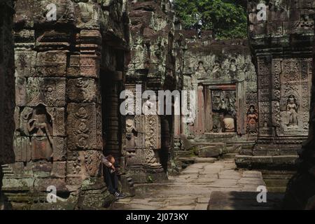 Preah Khan Tempel mit Apsara Figuren geschnitzt auf seiner Steinmauer. Stockfoto