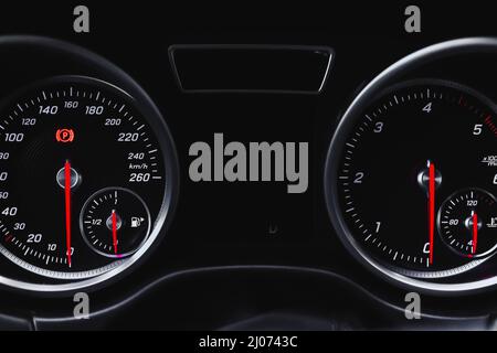 Armaturenbrett mit rundem Tachometer im Innenraum von Luxussportwagen, Fahrzeughintergrund Stockfoto
