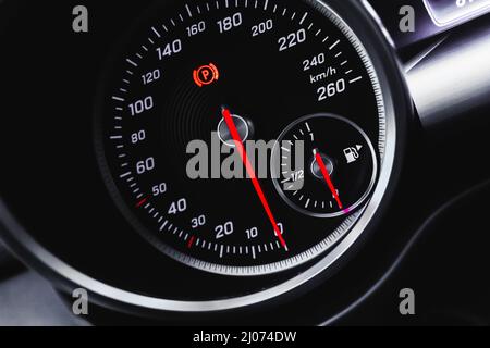 Auto-Tachometer, Luxus-Armaturenbrett mit leuchtenden Indikatoren Nahaufnahme, Hintergrund Stockfoto