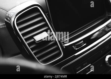 Autorüftung. Automobil-Klimaanlage, Kühltechnik in modernen Luxus-Fahrzeug Foto Stockfoto