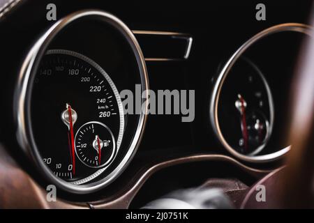 Tachometer auf dem Armaturenbrett eines Luxussportwagens, Nahaufnahme, Fahrzeugtapete und Hintergrund Stockfoto