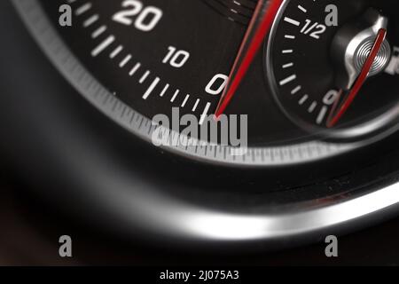 Auto-Tachometer mit roter Anzeige Nahaufnahme, Luxus-Auto Innenraum Hintergrund Stockfoto