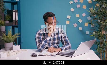 Durchdachtes Brainstorming der Mitarbeiter zur Planung der Geschäftsstrategie, Kontemplationskonzept. Nachdenkliche Mitarbeiter denken über eine erfolgreiche Lösung nach und nutzen kreative Vorstellungskraft für Wachstum. Stockfoto