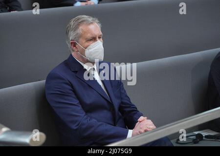 Berlin, Deutschland. 17. März 2022. Der ehemalige deutsche Präsident Christian Wulff sitzt auf der Tribüne während der Rede des ukrainischen Präsidenten Wolodymyr Selenskyj im Bundestag. Quelle: Michael Kappeler/dpa/Alamy Live News Stockfoto