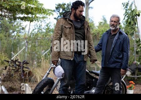 MEL GIBSON und COLE HAUSER in PANAMA (2022), Regie: MARK NEVELDINE. Kredit: Yale Productions / Album Stockfoto