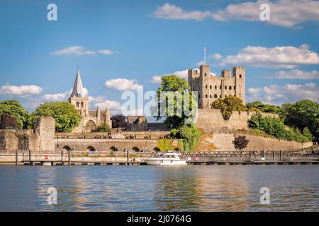 Rochester, England, UK - 7. Juni 2015: Blick auf historische Rochester über Fluss Medway in sonnigen Nachmittag. Stockfoto