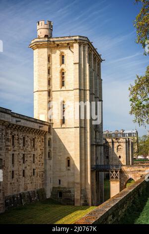 Frankreich, Paris - 18. April 2015: Blick auf die Nordwand und den Haupteingang des Schlosses Vincennes an einem sonnigen Tag. Stockfoto