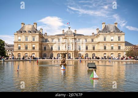 Paris, Frankreich - 18. April 2015: Parisern und Touristen haben am Teich neben Palais du Luxembourg entspannen. Palast wurde 1615 – 1645 zu royal Resid gebaut. Stockfoto
