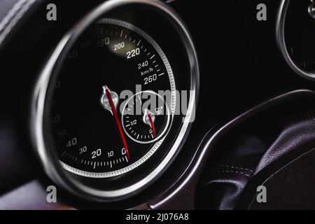 Tachometer auf dem Armaturenbrett eines Luxussportwagens, Nahaufnahme, Fahrzeugtapete und Hintergrund Stockfoto