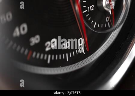 Auto-Tachometer mit roter Anzeige Nahaufnahme, Luxus-Auto Innenraum Hintergrund Stockfoto