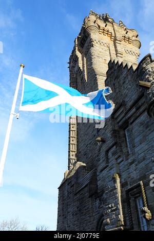 Das Wallace Monument in Stirling, vor dem der schottische Saltire flog, wurde zum Gedenken an Sir William Wallace erbaut Stockfoto