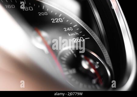 Armaturenbrett mit Nahaufnahme des Tachometers. Luxus Sportwagen Innenraum Hintergrund und Tapete mit Bokeh Foto Stockfoto