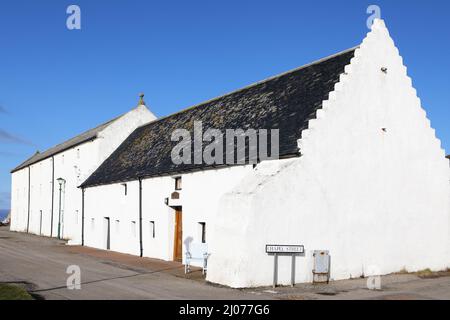 Weiß getünchte Cottages aus dem 17.. Jahrhundert, Portmahomack, Easter Ross, Schottland Stockfoto