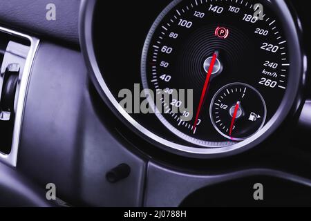 Luxus-Tachometer in Sportwagen Nahaufnahme Ansicht Tapete, glühende rote Indikatoren Stockfoto