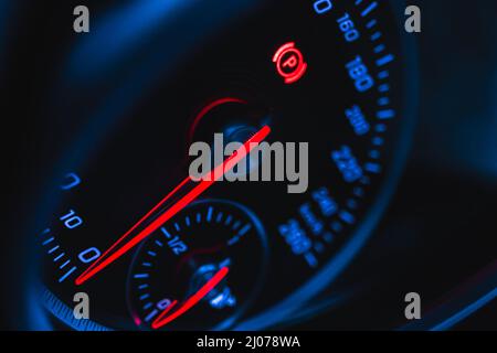 Glühende Auto Tachometer Nahaufnahme Ansicht Hintergrund. Luxus-Armaturenbrett mit rundem Tacho im Innenraum Sportwagen Foto Stockfoto