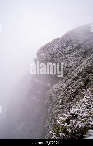 Nebliger Blick auf die Berge von Panekire Bluff Stockfoto