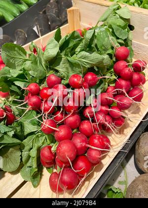 Theken in einem Supermarkt mit Gemüse und Obst. Einkaufen in einem Supermarkt. Selektiver Fokus Stockfoto