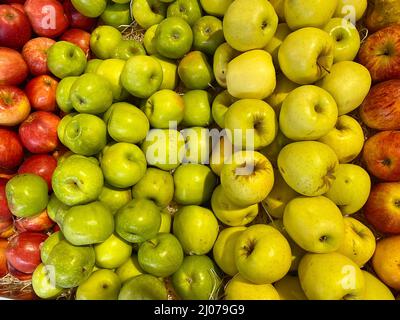 Theken in einem Supermarkt mit Gemüse und Obst. Einkaufen in einem Supermarkt. Selektiver Fokus Stockfoto