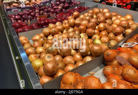 Theken in einem Supermarkt mit Gemüse und Obst. Einkaufen in einem Supermarkt. Selektiver Fokus Stockfoto