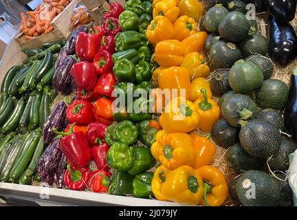 Theken in einem Supermarkt mit Gemüse und Obst. Einkaufen in einem Supermarkt. Selektiver Fokus Stockfoto